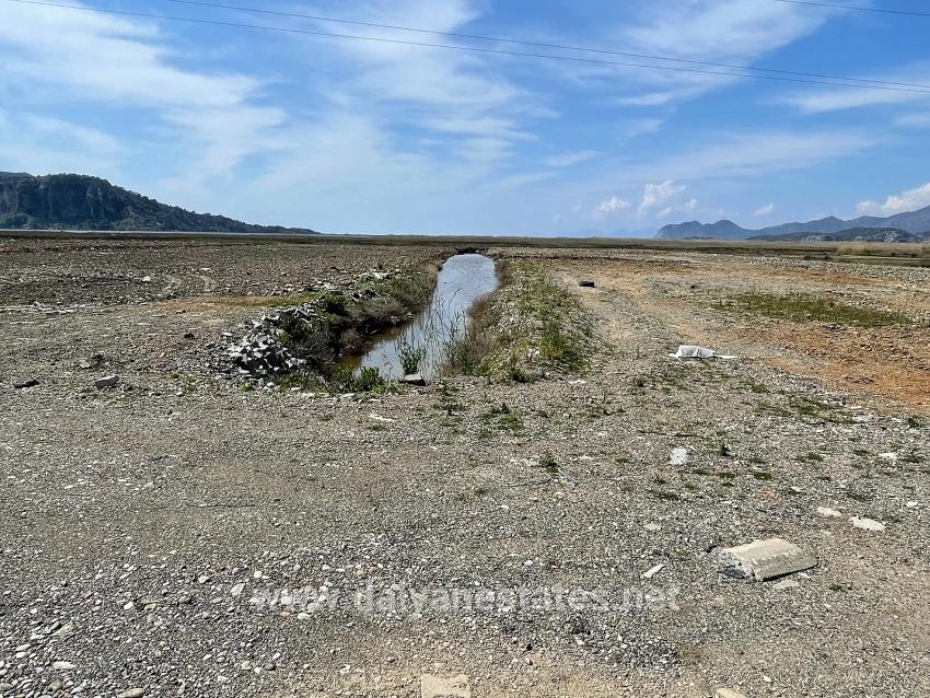 19.600 M² Großes Grundstück Zum Verkauf, Direkt An Der Straße Dalyan Iztuzu Beach Gelegen.
