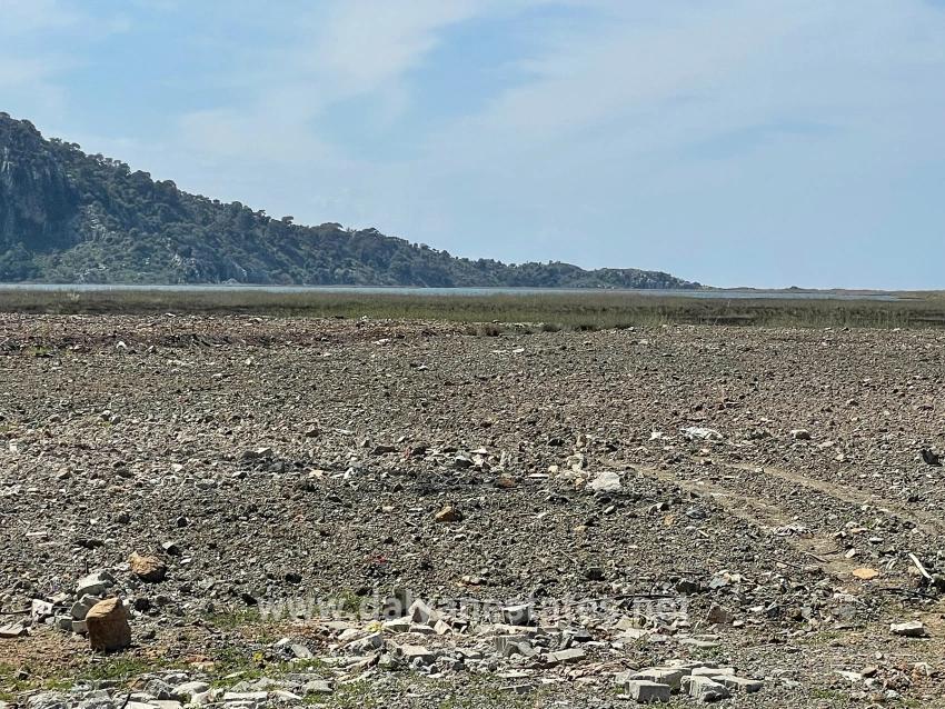 19.600 M² Großes Grundstück Zum Verkauf, Direkt An Der Straße Dalyan Iztuzu Beach Gelegen.