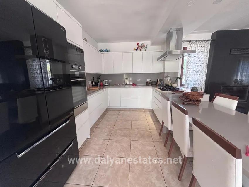 Dalyan Maraş'ta Köşebaşı 980m2 Arsa İçerisinde 5+1 Satılık Villa