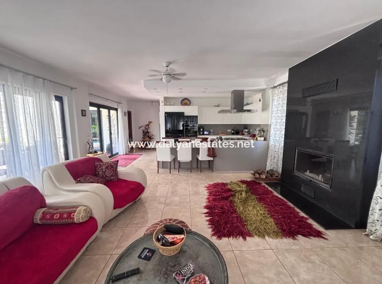 Dalyan Maraş'da Köşebaşında 980M2 Arsa İçin'de 5+1 Satılık Villa