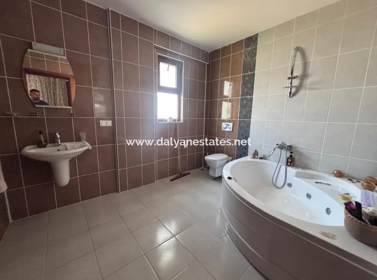 Dalyan Maraş'da Köşebaşında 980M2 Arsa İçin'de 5+1 Satılık Villa