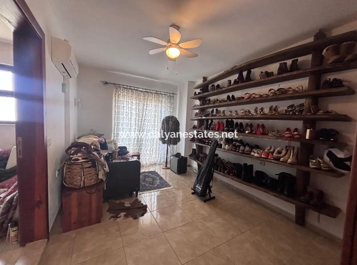 Dalyan Maraş'da Köşebaşında 980M2 Arsa İçin'de 5+1 Satılık Villa