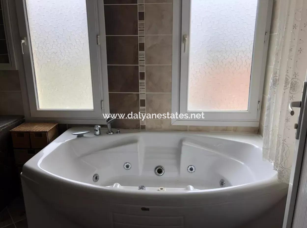 Dalyan Gülpınar'da 1100 M2 Arsa İçerisinde 6+1 Satılık Villa